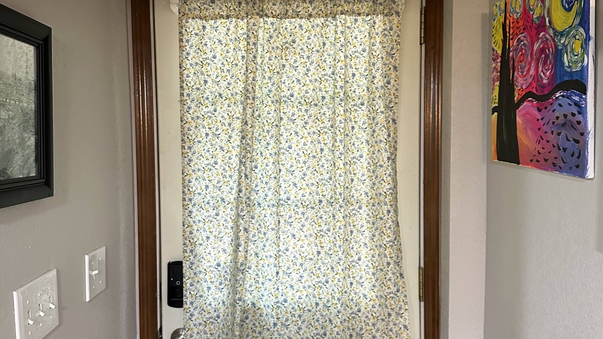 South Hill Apartment | Chateau du mont Rainier - a basement apartment w a view of Mt Rainier & hot tub