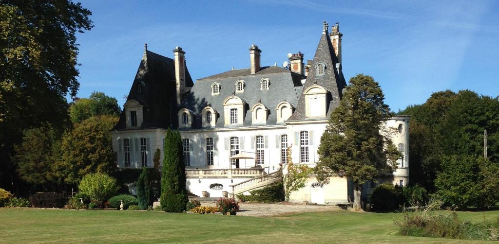La Bastide-de-Serou Bed & Breakfast | Chateau du Val Larbont