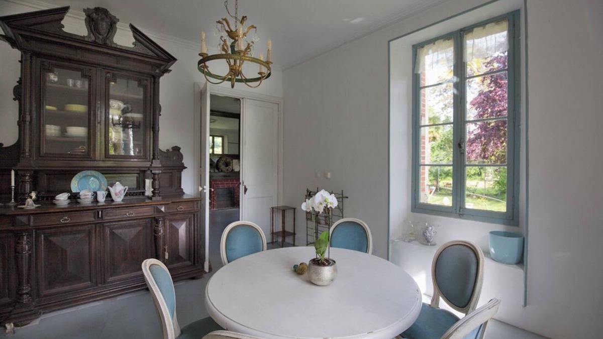 Barbachen House | Château Lestéou's romantic suite with salon and view of the Pyrenees mountain range
