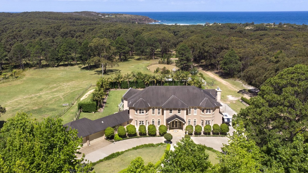 Burrill Lake House | Chateau Morrow - luxurious accommodation with access to the beach