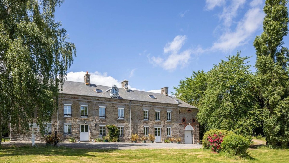 Vassy Villa | Chateau Pommiers - Four Bedroom Villa, Sleeps 8