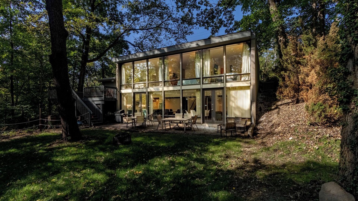 Lawrence House | Chatham House: Indy Retro Retreat - spacious 5-bedroom house with backyard