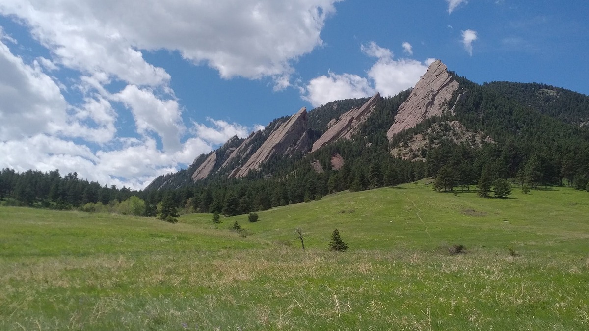 Lower Chautauqua House | Chautauqua Retreat - walk to Flatirons, CU campus, close to Pearl St/Downtown