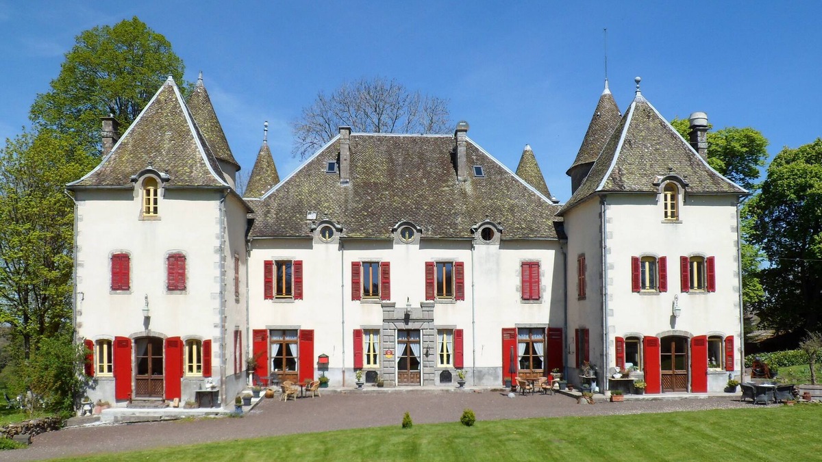 Aveze Other | Chazelles Castle from the 17th century in a park with swimming pool.