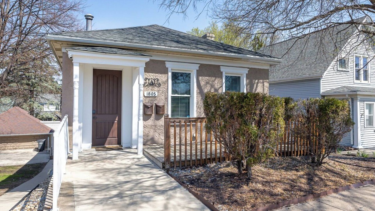 Dubuque Apartment | Check It Out! Great Location Large Priv w/Parking