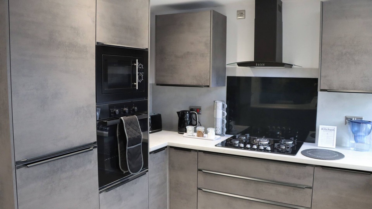 Bilston House | Check This! Premium 5-star Home From Home Retreat