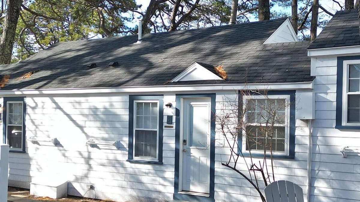 Ocean Park Cottage | Cheerful 1 bedroom cottage only 50ft from beach