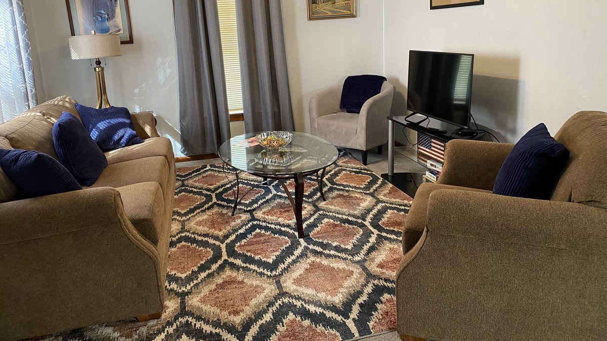 Baytown House | Cheerful 1 bedroom recently updated and conveniently located.