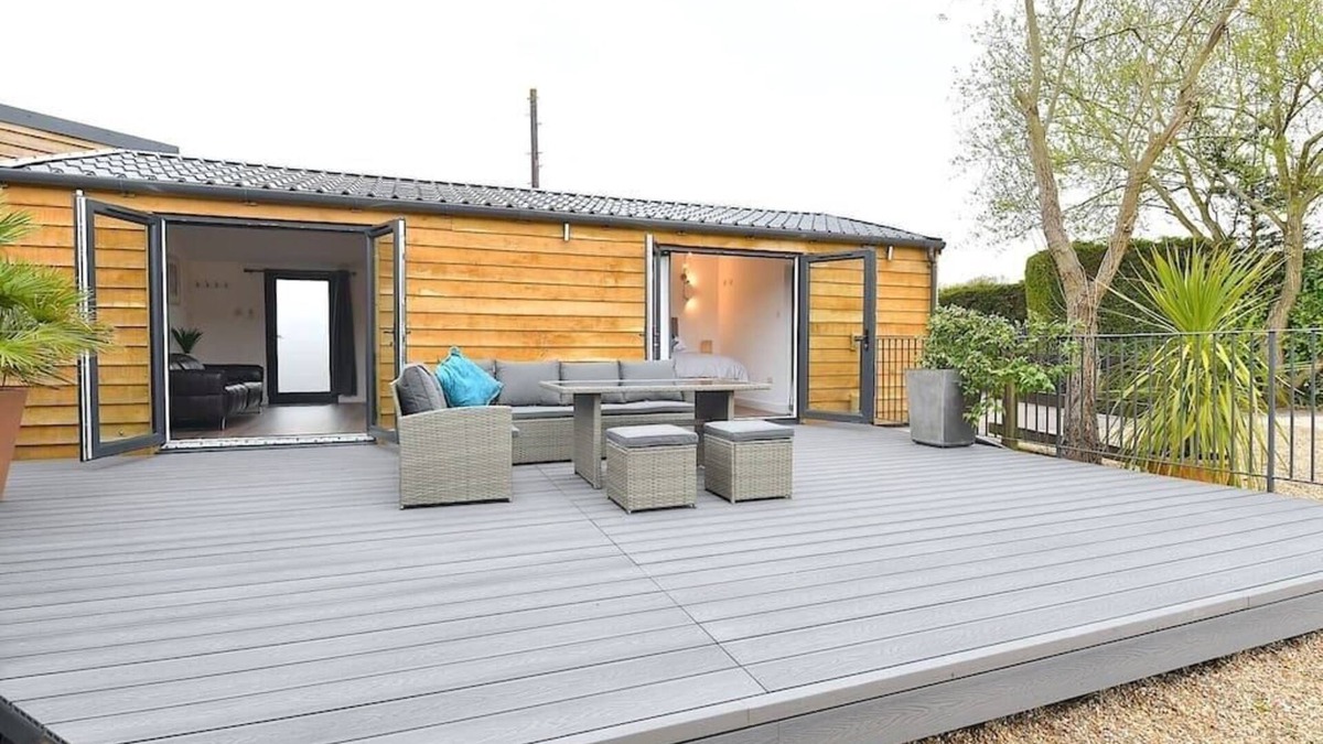 Guildford Cottage | Cheerful 1BD Cottage with Parking Nr Guildford
