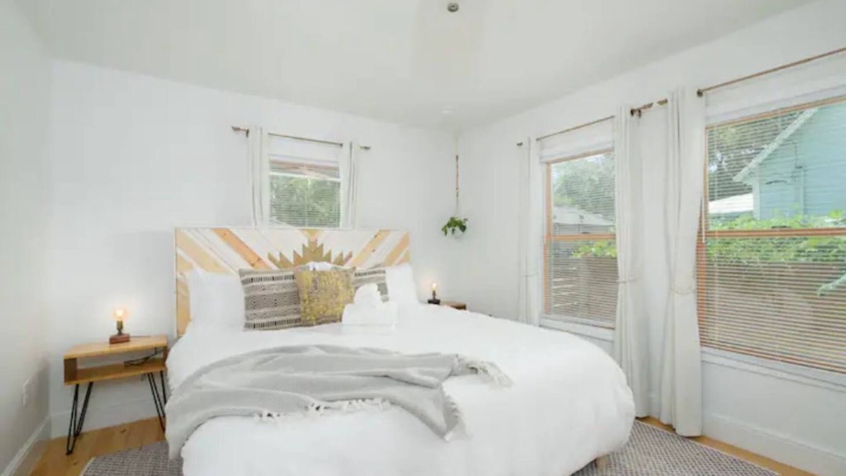Pleasant Street House | Cheerful 2-BDRM/2.5 Bathroom Home Near DWTN & UF