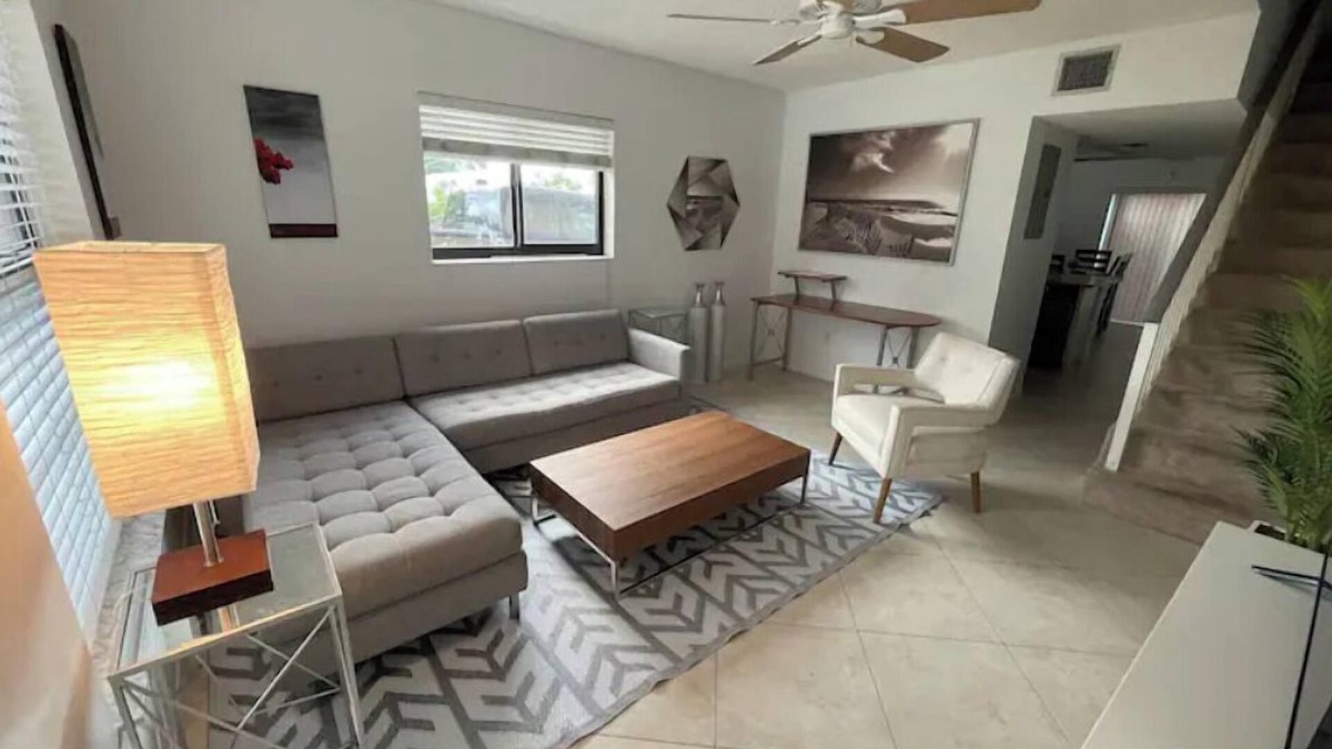 Imperial Point House | Cheerful 2 bedroom townhouse with pool