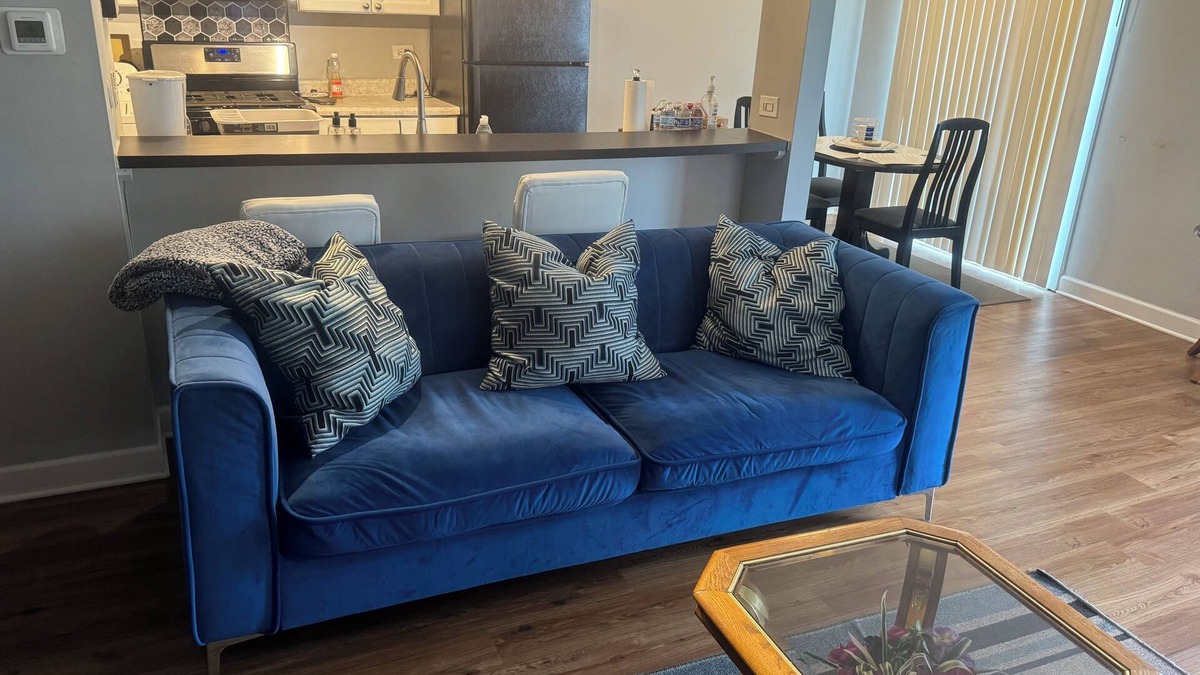 Hoffman Estates House | Cheerful 2 bedroom townhouse with free parking.