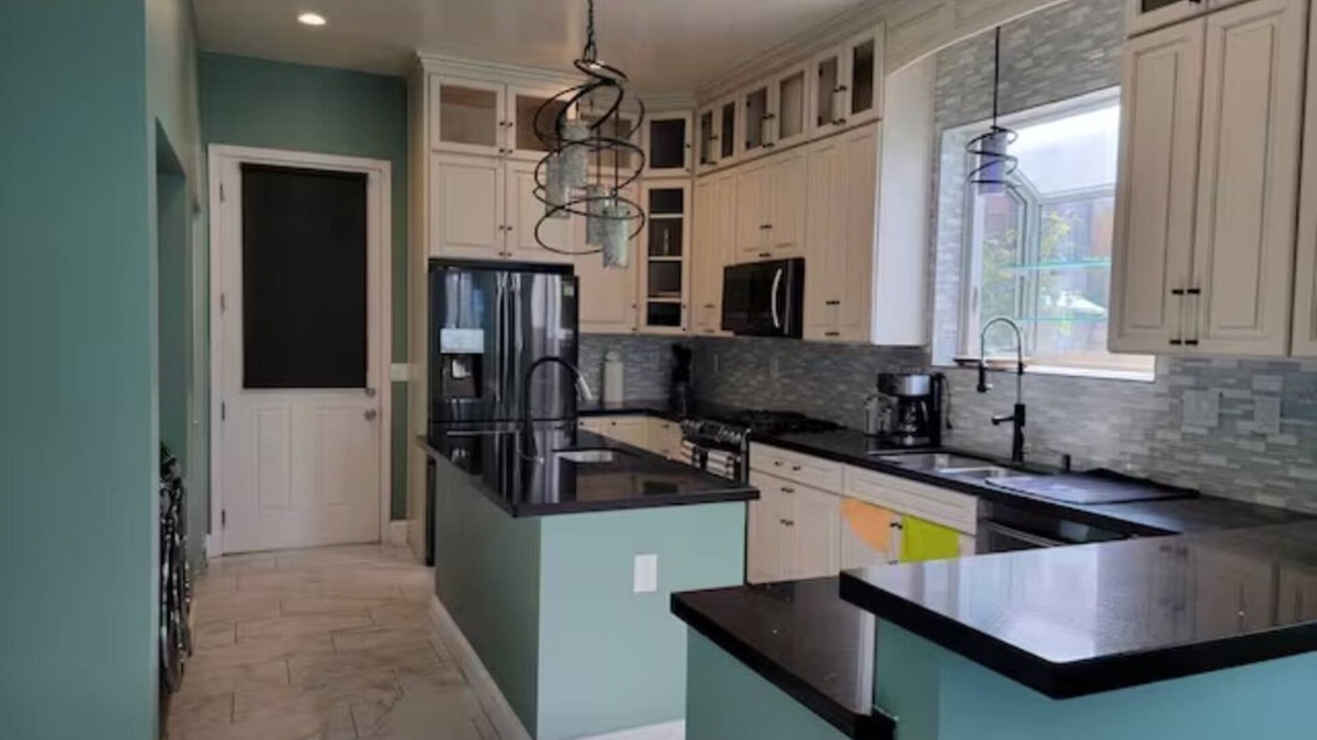 Crockett House | Cheerful 2-bedroom 2-bathroom with deck