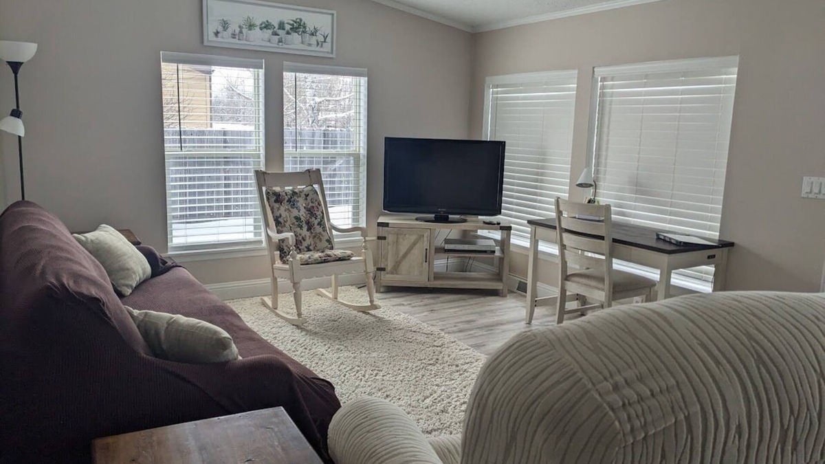 Sheridan House | Cheerful 2 bedroom 2 bath home in Sheridan.