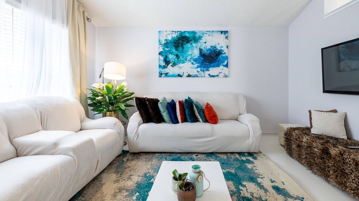 Southeast Edmonton House | Cheerful 2 bedroom bungalow with front parking