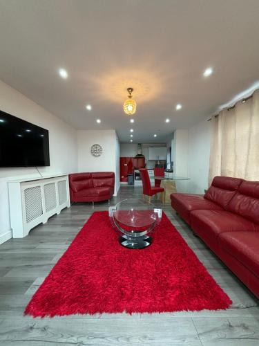 Lacey Green House | Cheerful 2 Bedroom Bungalow fully Furnished