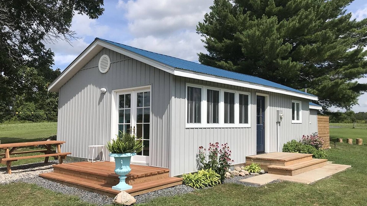 North Glengarry Cottage | Cheerful 2-Bedroom Cottage on Quiet Private Lake