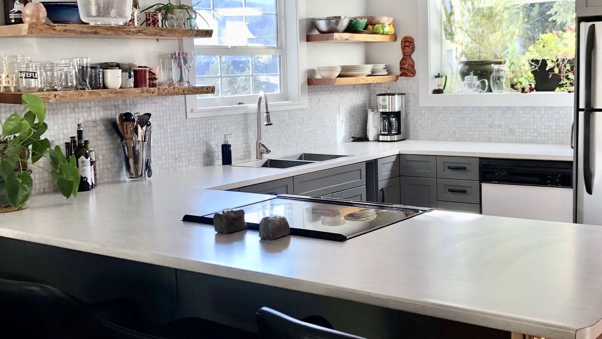 Crescent Valley House | Cheerful 2 bedroom, large bright kitchen with cuddly kitties!