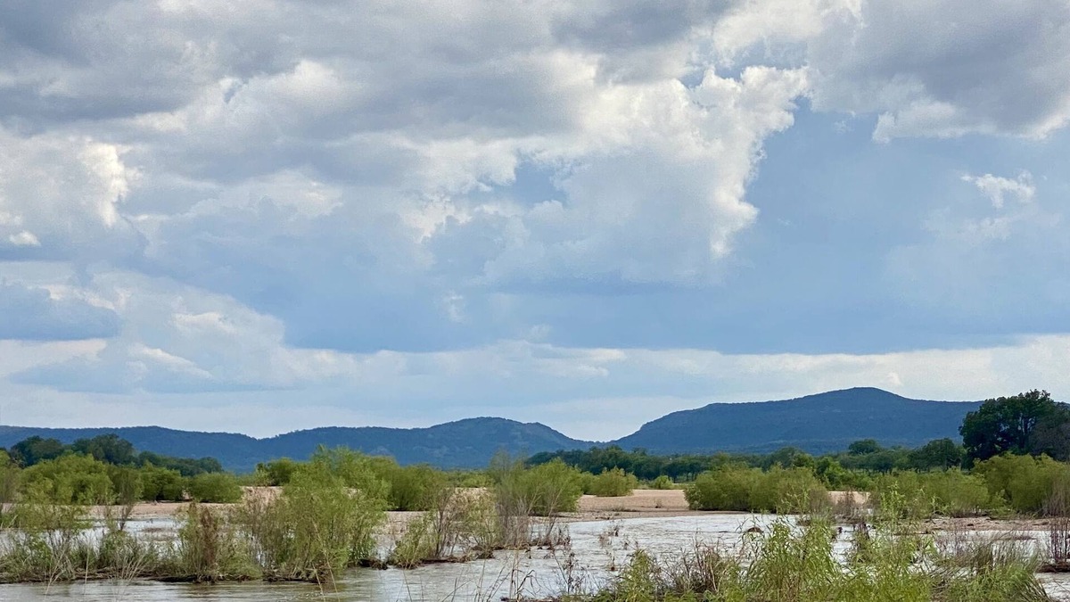Kingsland Cottage | Cheerful 2 Bedroom cottage on the Llano River- Sleeps 6!