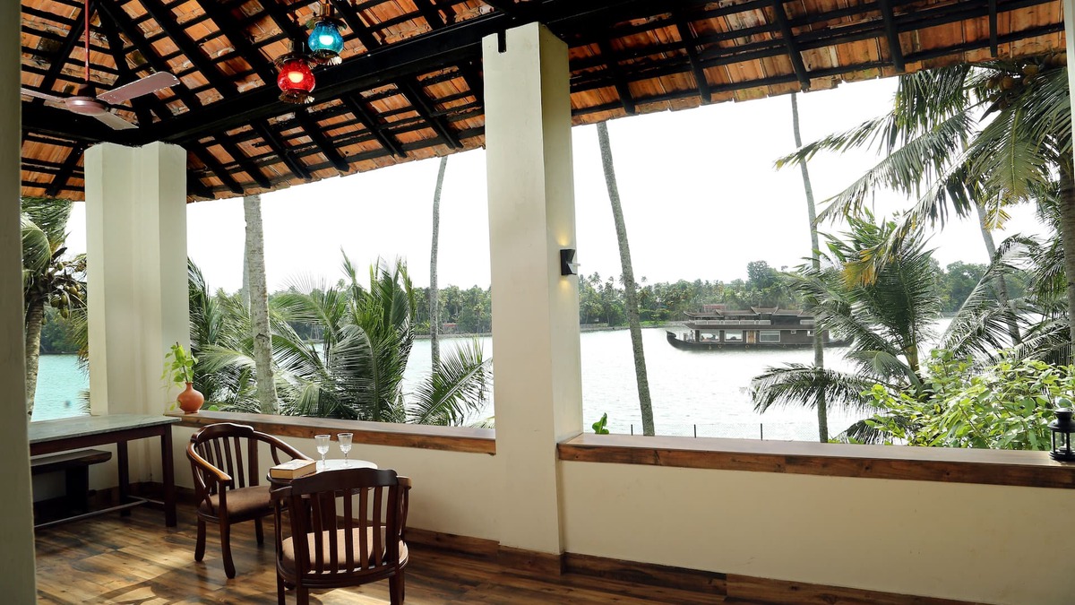 Perinad Cottage | cheerful 2-bedroom cottage overlooking the lake