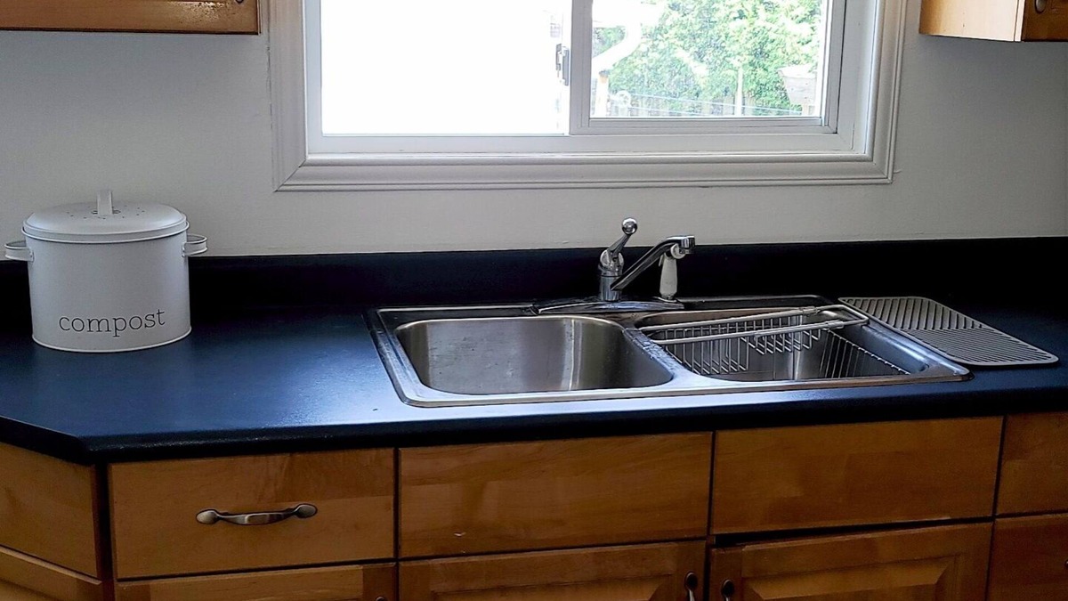 Inner Harbour House | Cheerful 2 bedroom downtown house with parking