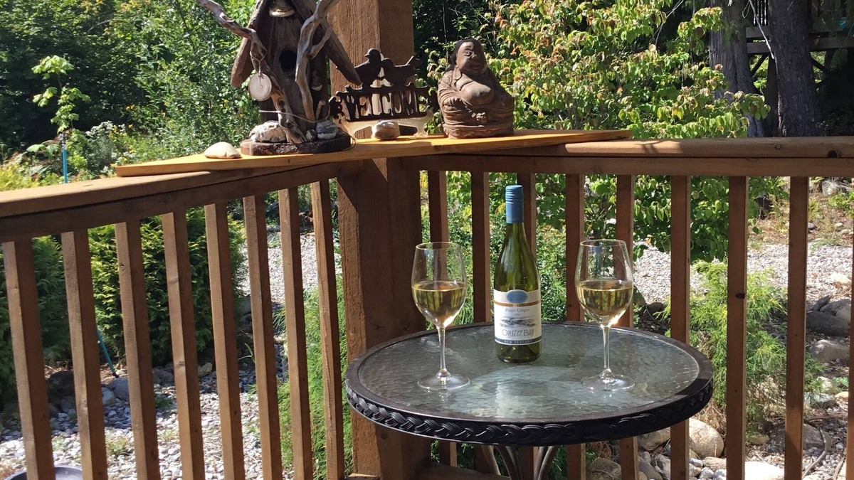 Laidlaw House | Cheerful 2 bedroom home, lovely views in Dogwood Valley 10 minutes from Hope, BC