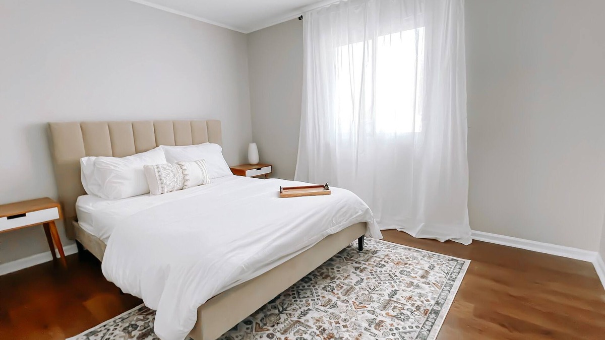 Grass Lake House | Cheerful 2 Bedroom in Downtown Grass Lake | Bikes