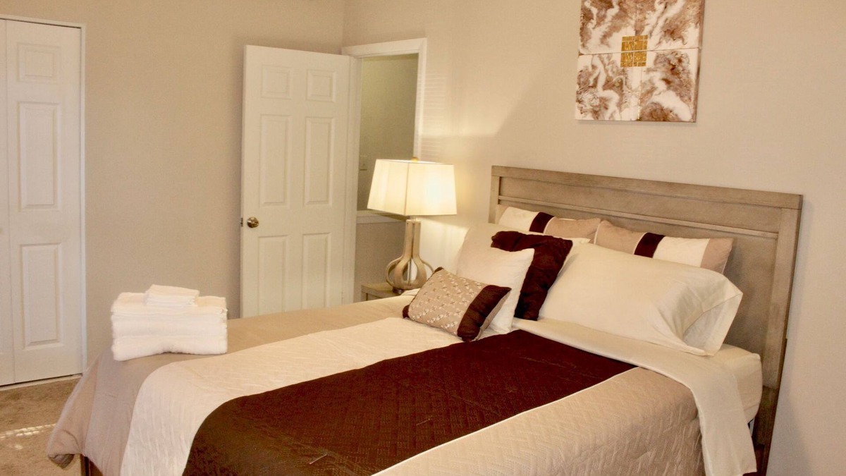 Tucker House | Cheerful 2 bedroom townhouse with indoor Fireplace