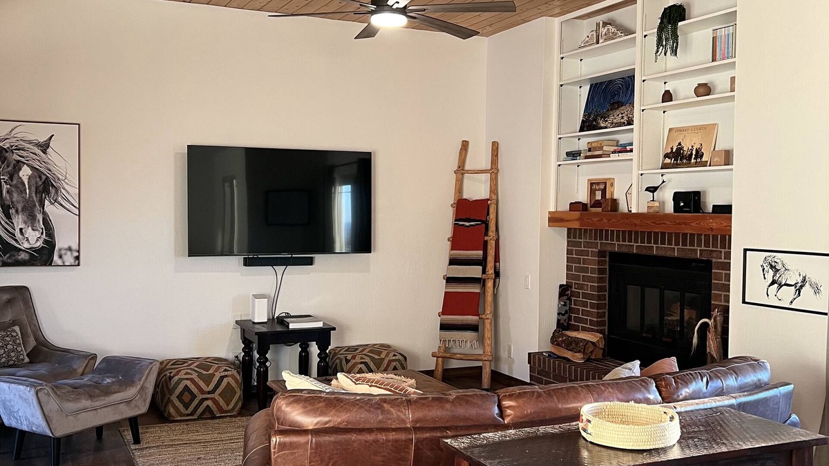 Tramway Terrace House | Cheerful 2-bedroom Northeast Albuquerque home