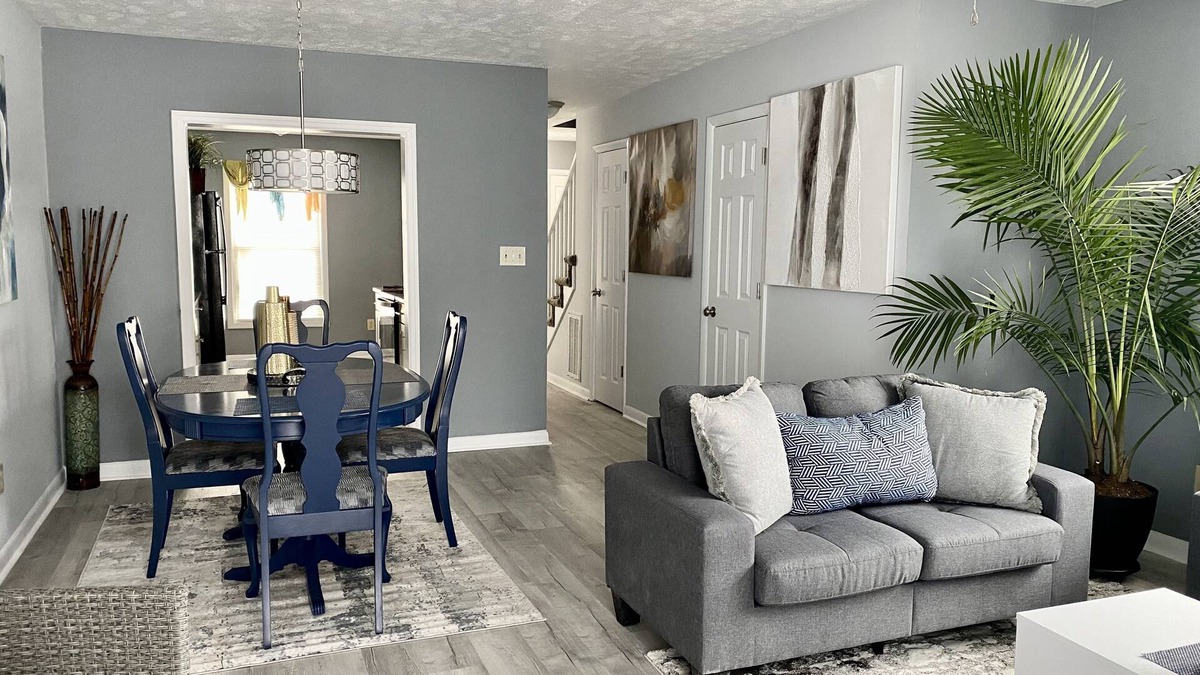 Westover House | Cheerful 2-Bedroom Townhouse 5-7 minutes to Everything