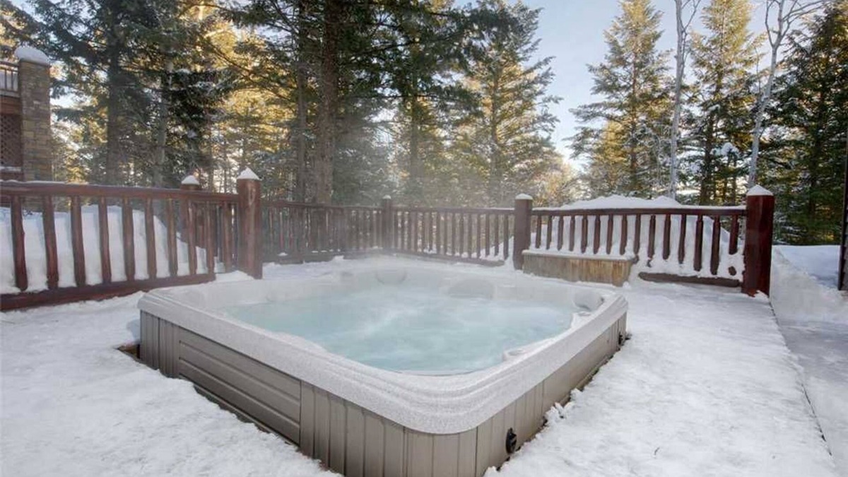 Granite Ridge House | Cheerful 2-bedroom vacation home with hot tub