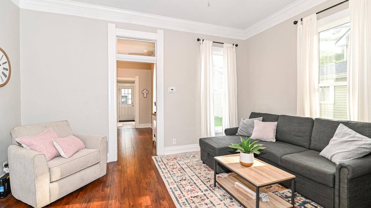 Noblesville House | Cheerful 2-bedroom Cottage in Downtown Noblesville