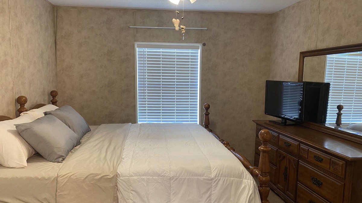 Norman Park House | Cheerful 2 bedroom home, King Suite, Wi-Fi