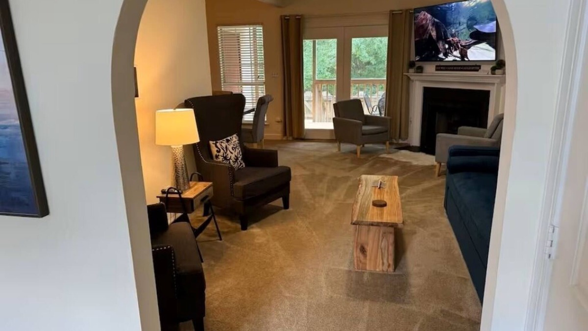Williamsburg House | Cheerful 2 bedroom townhouse with fireplace