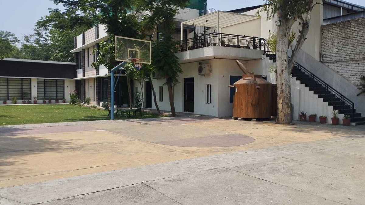Karnal Villa | Cheerful 2-bedroom villa with big garden n sports