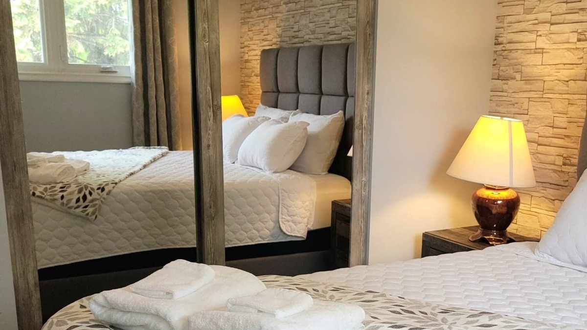 Birds Hill House | Cheerful 2 bedroom with indoor fireplace
