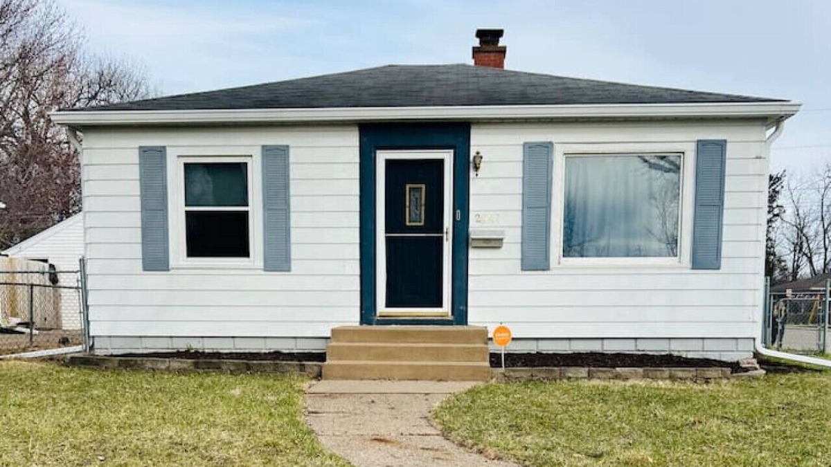 Rock Island House | Cheerful 2 BR *Walking distance to Trinity RI*