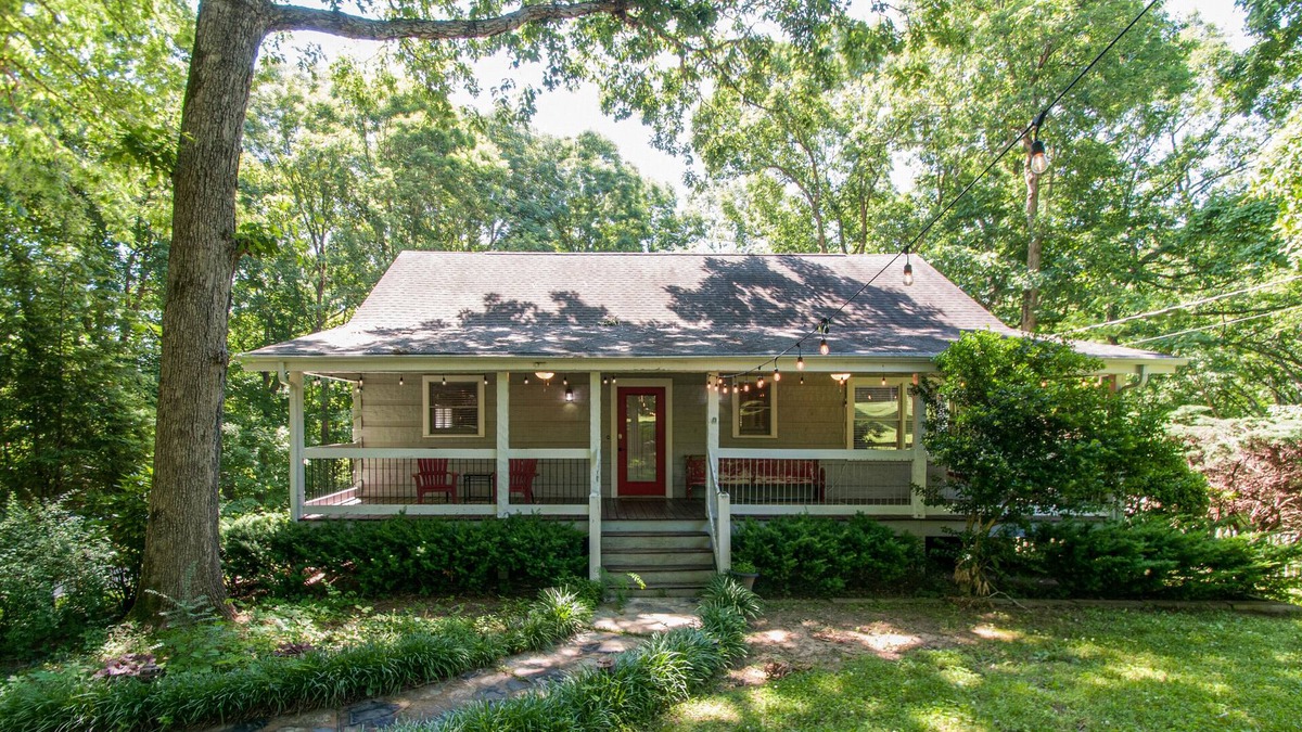 Kingston Springs Cabin | Cheerful 3 Bedroom Cabin in the Trees with 2 KINGS