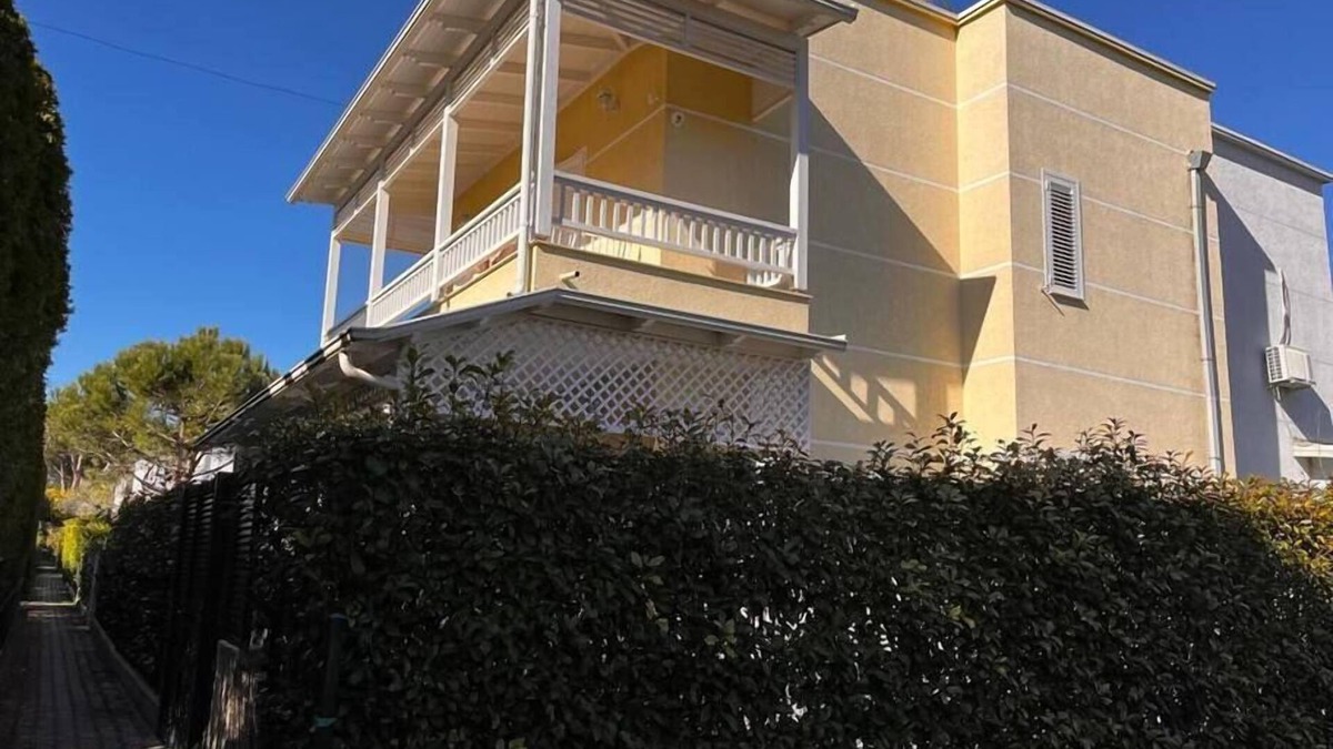 Ishem Villa | Cheerful 3-bedroom beach villa within green.