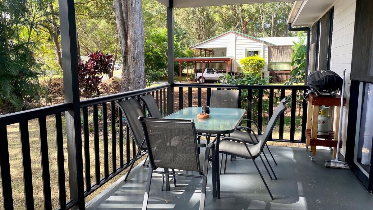 Brisbane Waterfront House | Cheerful 3 bedroom home in bush setting