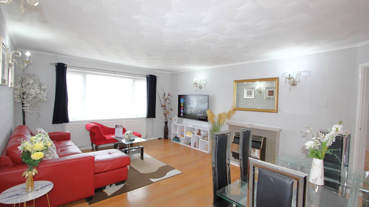 Earley House | Cheerful 3 Bedroom 2 Bathroom Bungalow by CozyNest