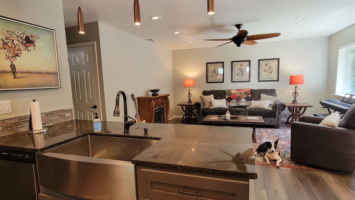 Baxter Cottage | Cheerful 3 Bedroom, 3 Bathroom Mountain Cottage with Game Room