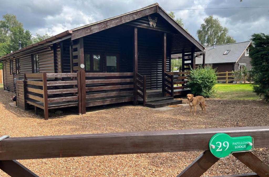 Pentney House | Cheerful 3-bedroom cabin with hot tub