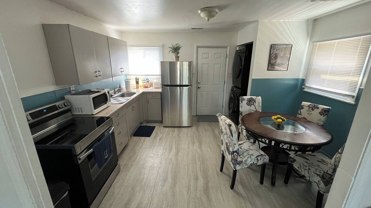 Vandalia House | Cheerful 3 bedroom home