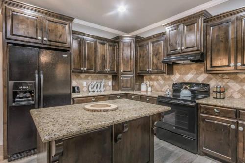 Canyon House | Cheerful 3 Bedroom Home, King Bed, 10 min from Palo Duro Canyon, Fireplace, Washer Dryer