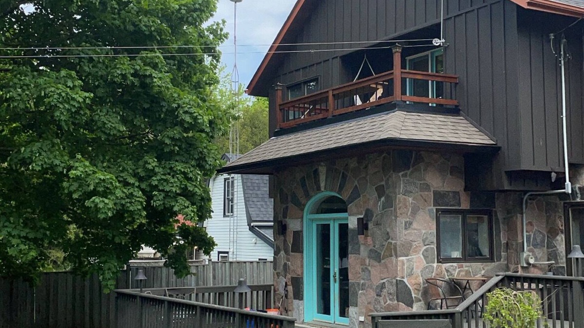 Alton House | Cheerful 3 bedroom home with outdoor pool & hottub