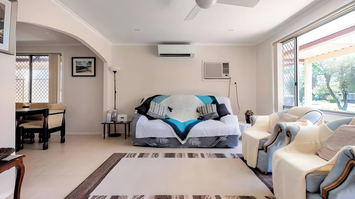 Kingswood Villa | Cheerful 3 bedroom house with free parking