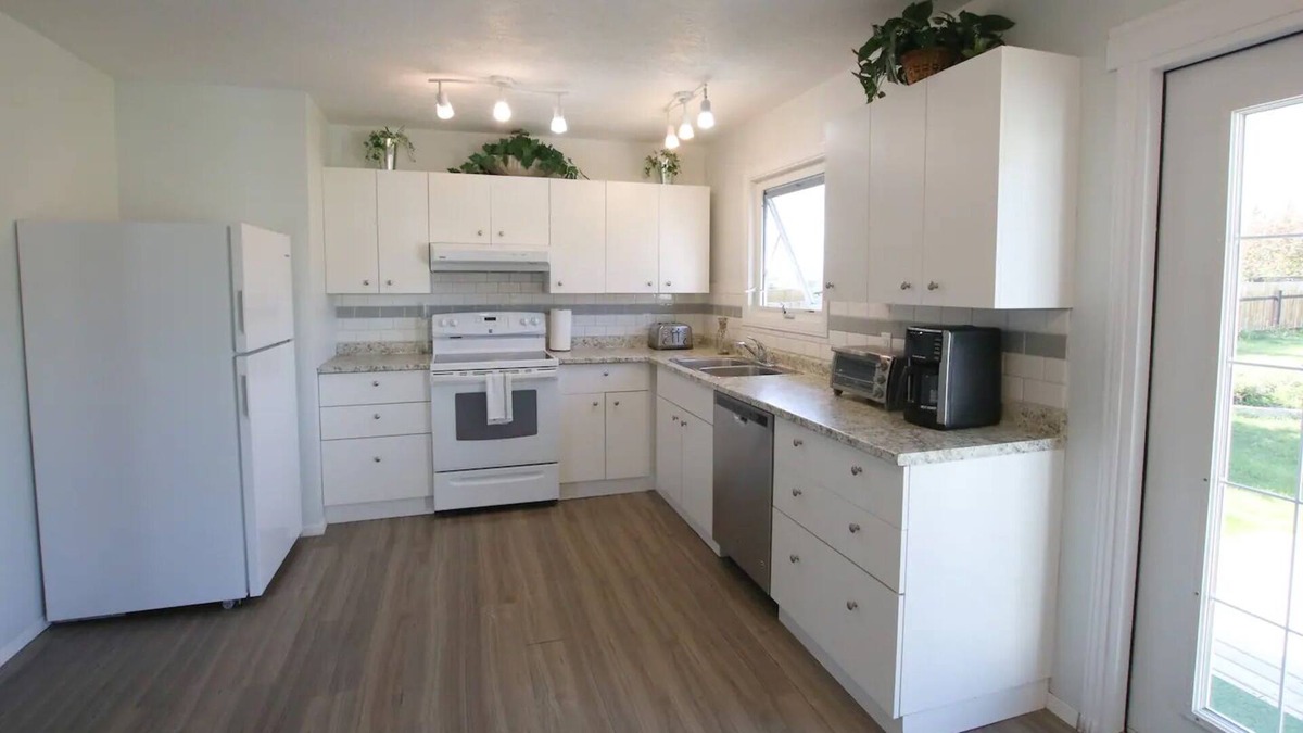 Cardston House | Cheerful 3 Bedroom Main Floor Private Suite Near Waterton