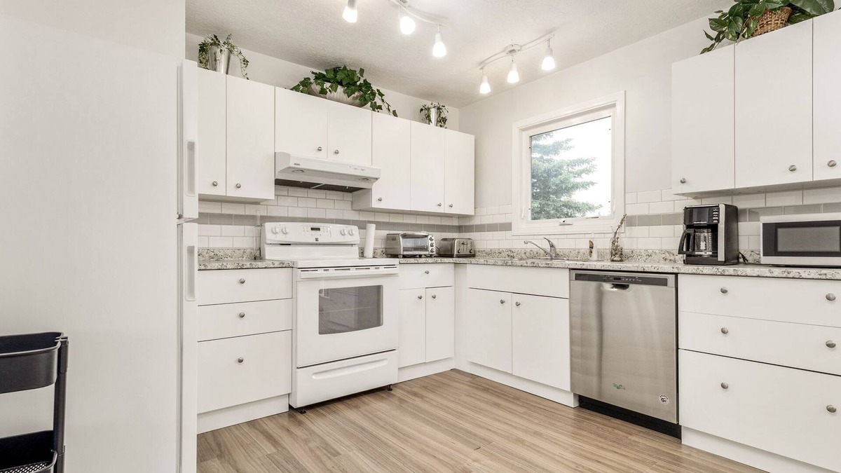 Cardston House | Cheerful 3 Bedroom Main Floor Private Suite Near Waterton
