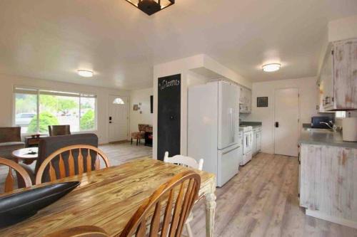 Creswell House | Cheerful 3 Bedroom on a Park 10 Miles from Eugene